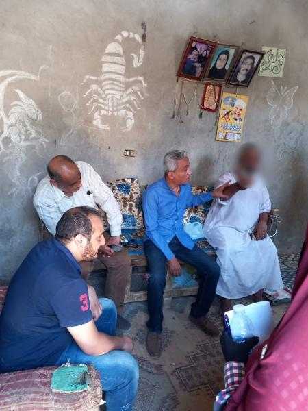 وكيل وزارة الصحة بقنا يتابع حالات المصابين بحمى الضنك داخل منازلهم بقوص