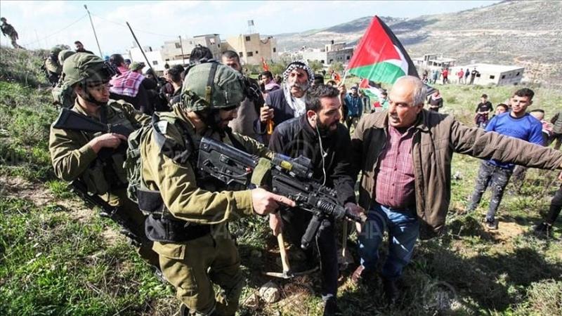 العشرات يصابون في مواجهات بين فلسطينيين والجيش الإسرائيلي في الضفة الغربية