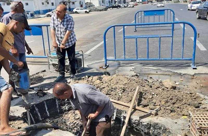 إصلاح كسر ماسورة مياه رئيسية في منطقة الورديان غرب الإسكندرية