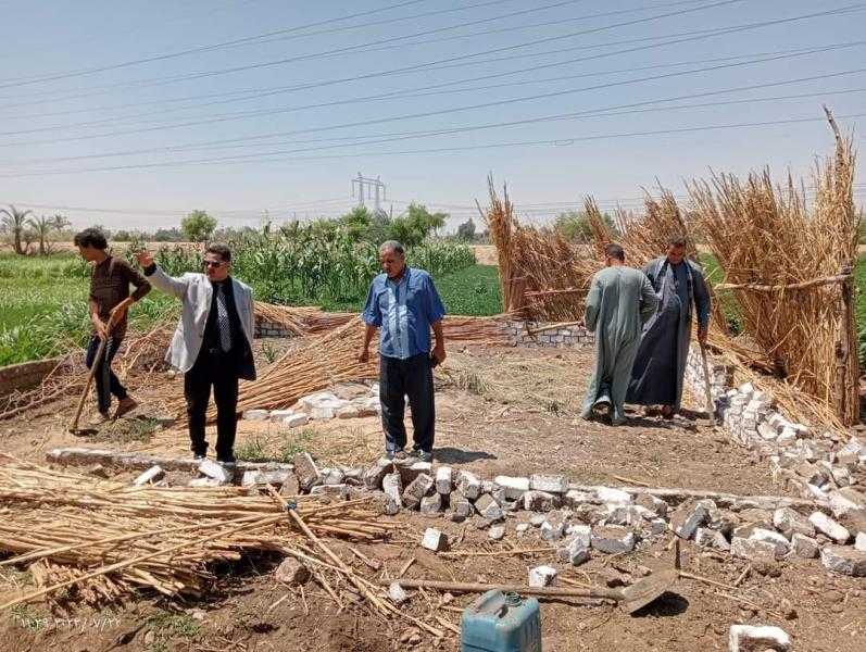 إزالة حالتي تعدٍ بالبناء على الأراضي الزراعية في منطقة مشروع غرب طهطا |صور
