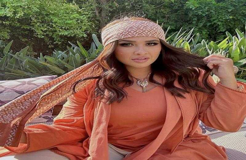 ياسمين عبدالعزيز تبهر الجمهور بإطلالة شبابية| صور