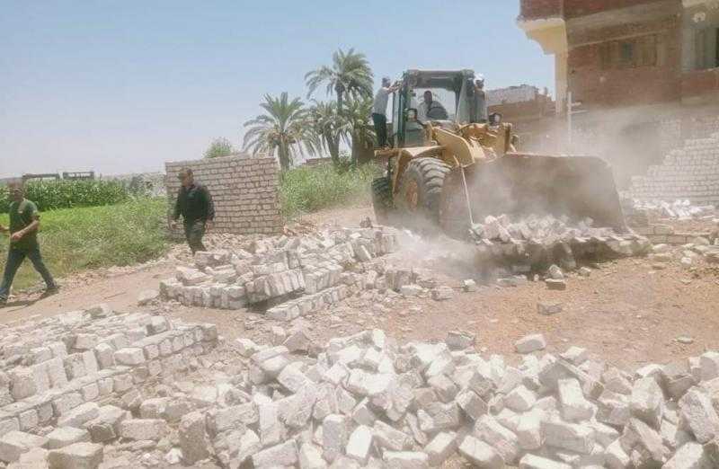 إزالة تعديات فورية بقرية الأشراف القبلية في قنا
