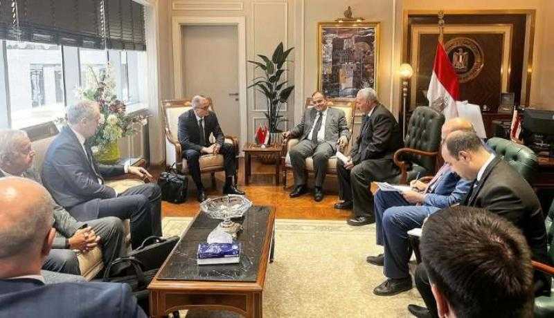وزير التجارة ونائب وزير الصناعة البيلاروسي يبحثان التصنيع المشترك للمنتجات في السوق المصرية