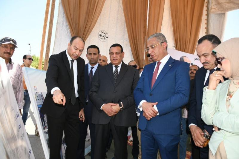 بتكلفة 107 ملايين جنيه.. آمنة ومحافظ الفيوم يتفقدان أعمال رصف طريق الجناين أبشواي - جبل سعد