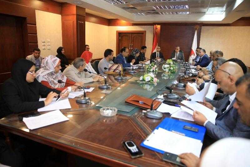 محافظ سوهاج يناقش موقف المؤشرات السكانية بالمحافظة