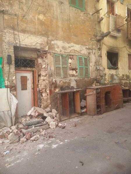 3 مصابين في انهيار شرفة من عقار قديم بحي الجمرك بالإسكندرية
