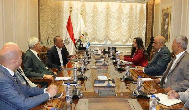 وزير قطاع الأعمال يبحث مع رئيس هيئة الشراء الموحد إنشاء أول مصنع لأكياس الدم في مصر