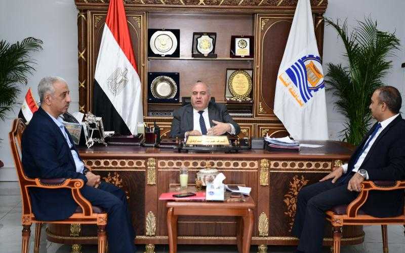محافظ قنا يتابع الموقف التنفيذي لقانون المحال التجارية