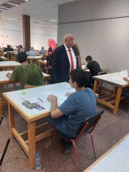 رئيس جامعة الأقصر يتابع اختبارات القدرات للراغبين في الالتحاق بـ”فنون جميلة”