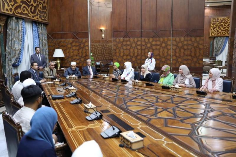 الإمام الأكبر يستقبل وفد المتدربين الفرنسيين بمركز الشيخ زايد لتعليم اللغة العربية