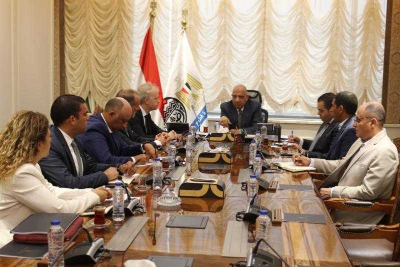 وزير قطاع الأعمال العام يبحث مع تحالف مصري فرنسي إنشاء محطتي طاقة شمسية لخدمة الصناعات المعدنية وقطاع الألومنيوم التابع للوزارة