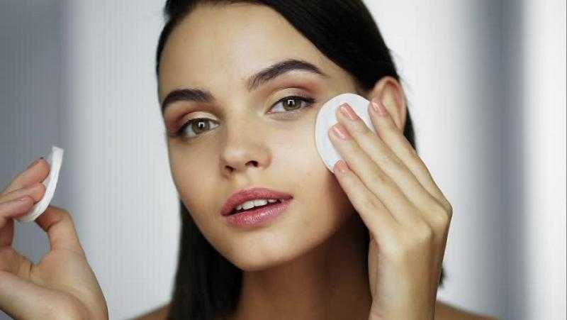 طرق طبيعية لإزالة المكياج دون الإضرار بالبشرة