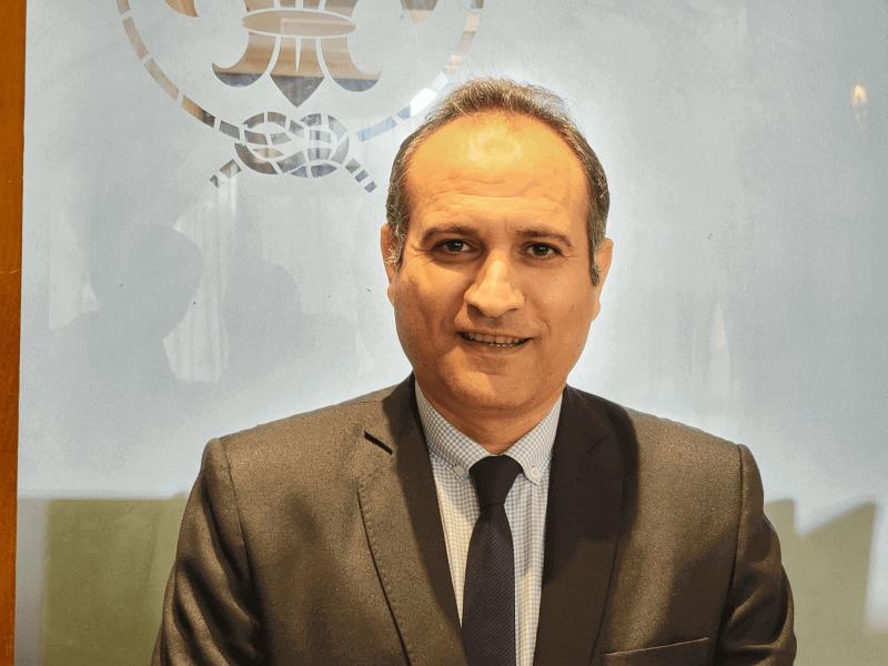 أستاذ تكنولوجيا حيوية يكشف أسباب خروج القروش للشواطئ.. فيديو