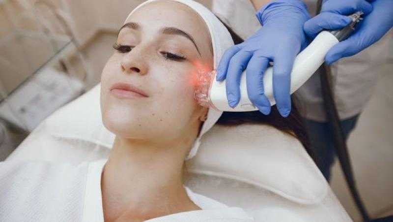 الضوء الأحمر علاج غير جراحي آمن للبشرة