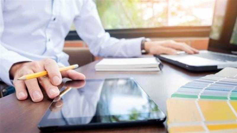 عن نظام العمل ”أونلاين”.. خبير: ”الموظف هيشتغل وهو ريلاكس”