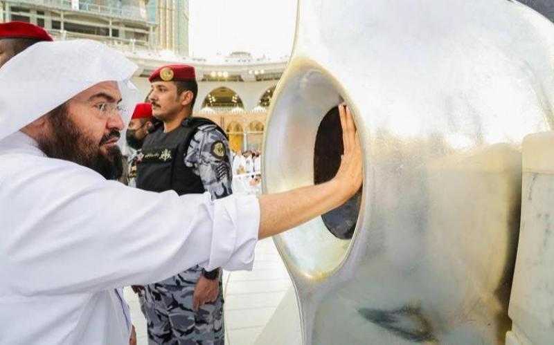 شؤون المسجد الحرام والمسجد النبوي تُطَيِّبُ الحجرَ الأسودَ والملتزمَ والركنَ اليماني