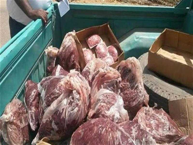 ضبط 1.1 طن لحوم وكبدة مجمدة مجهولة المصدر في محل بكفر الشيخ