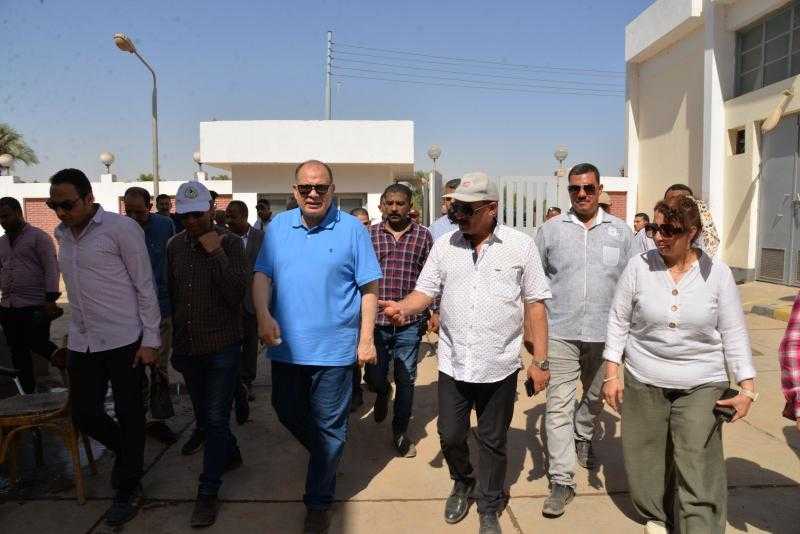 محافظ أسيوط يتفقد محطة رفع صرف صحي نزلة الملك بساحل سليم
