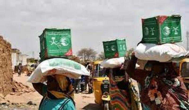 مركز الملك سلمان للإغاثة يوزع سلال غذائية في ولايات جمهورية السودان