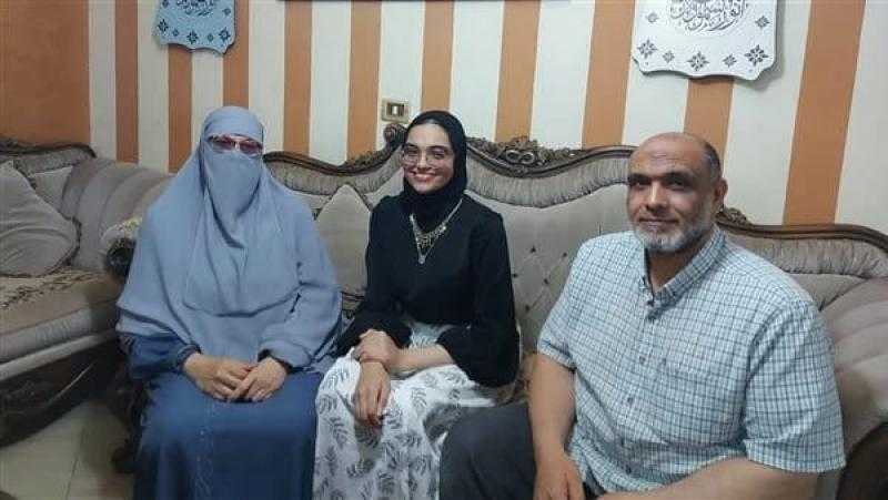 الطالبة نسمة جسار الثالثة على الجمهورية: ”أمنيتى الالتحاق بكلية الألسن”