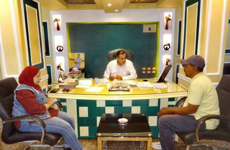 رئيس مدينة الأقصر يبحث مشاكل المواطنين في اليوم المفتوح