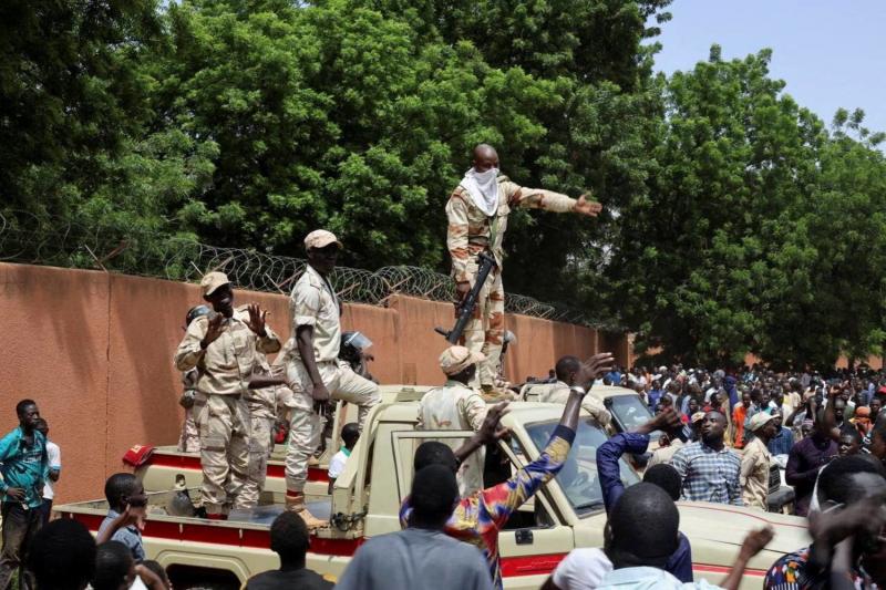 انقلابيو النيجر يعتقلون 4 وزراء وزعيم الحزب الحاكم في البلاد