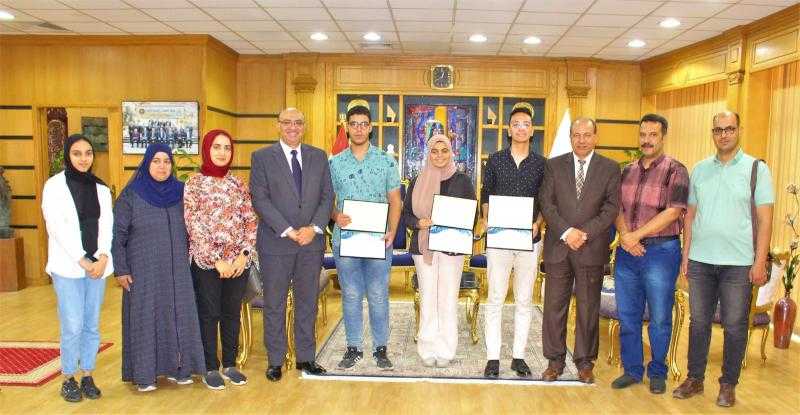 رئيس جامعة المنصورة يكرم أوائل الثانوية من أبناء محافظة الدقهلية.. صور