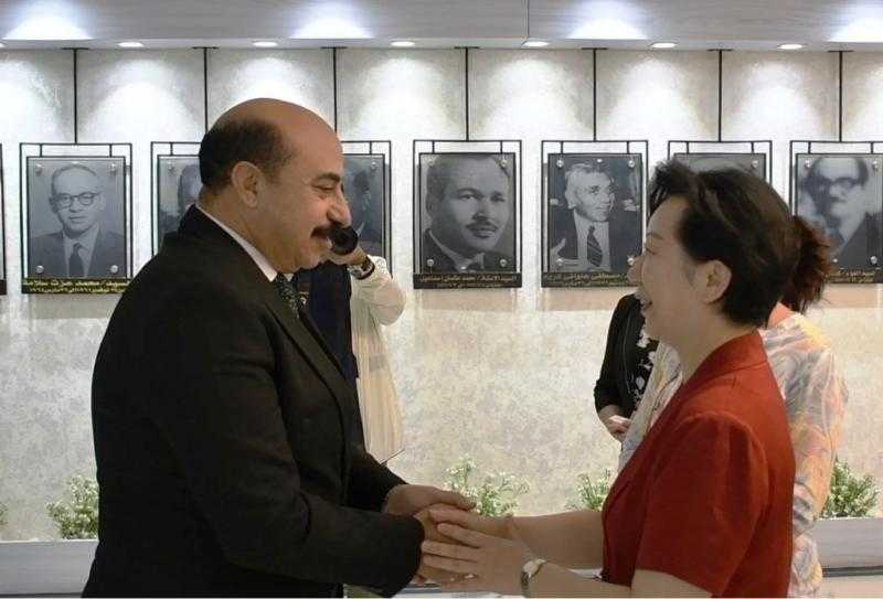 محافظ أسوان يستقبل وفد مدينة جينج دا جين الصينية لبحث الاستثمار والسياحة.. صور