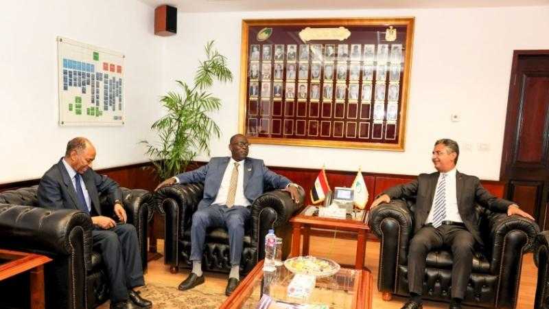 رئيس البريد المصري يستقبل وفد سوداني لبحث آليات دعم التعاون المشترك