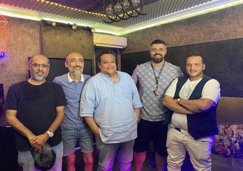 وائل الفشني وآسر زكي ينتهيان من تصوير أغنية مش لاقيك