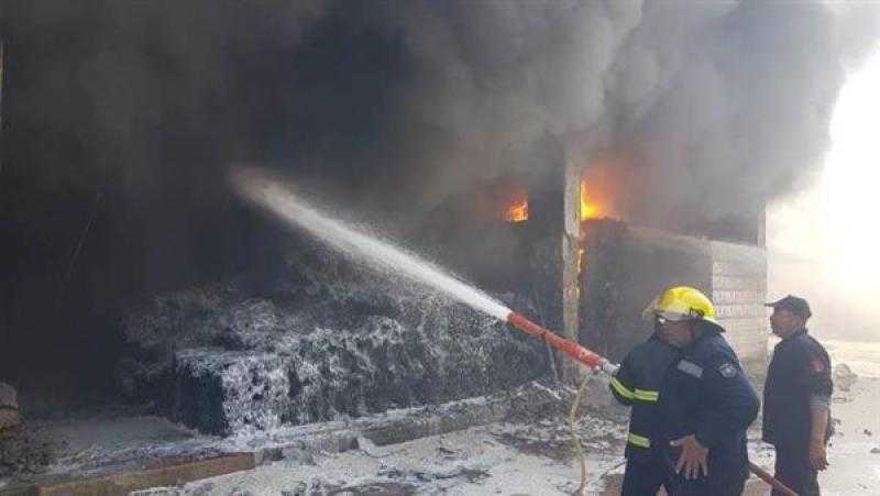 النيابة تحقق في أسباب حريق التهم مخزن بمنطقة الصف