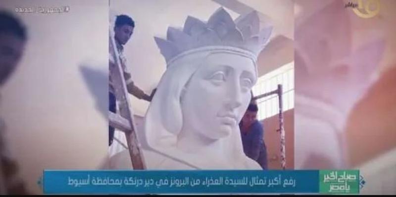 رفع أكبر تمثال للسيدة العذراء من البرونز في دير درنكة بأسيوط