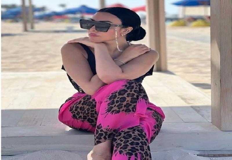 ميرهان حسين تتألق بالأحمر في أحدث جلسة تصوير لها من أمام البحر