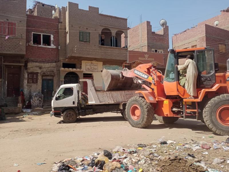 رفع 425 طن مخلفات وتسوية وتمهيد طرق خلال حملات نظافة بالفتح وصدفا في أسيوط | صور
