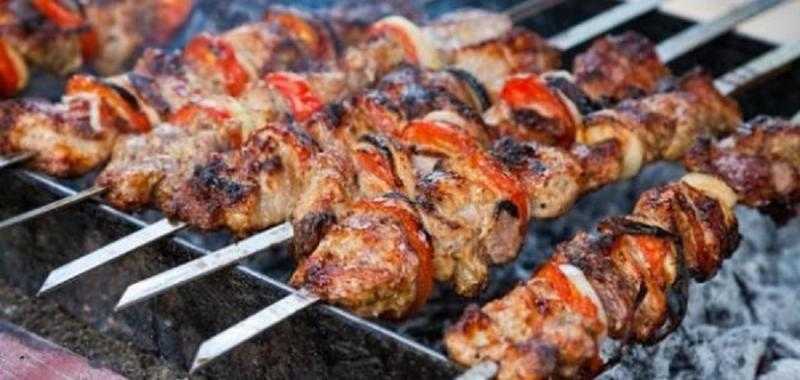 طبيبة تحذر من تناول هذه المشروبات مع المشويات
