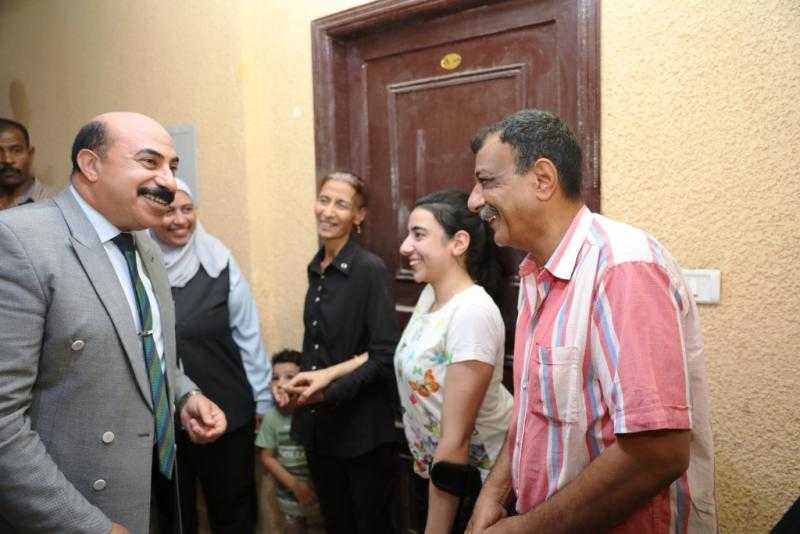 محافظ أسوان يوزع هدايا الرئيس للمستفيدين من الوحدات السكنية الجديدة.. صور