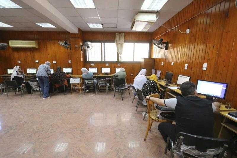 إقبال طلاب المرحلة الأولى على التسجيل بمكتب التنسيق بجامعة المنصورة
