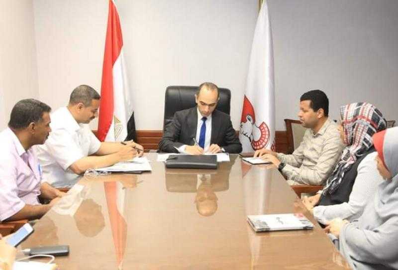 نائب محافظ سوهاج يعقد اجتماعا بأعضاء فريق مبادرة ”صوتك مسموع”