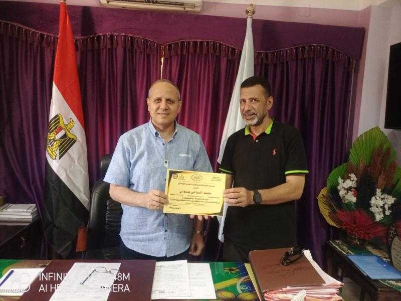 وكيل تعليم كفر الشيخ يُكرم مدير مدرسة لمشاركته في إصلاح أثاثها وإعادة تدوير الرواكد منها| صور
