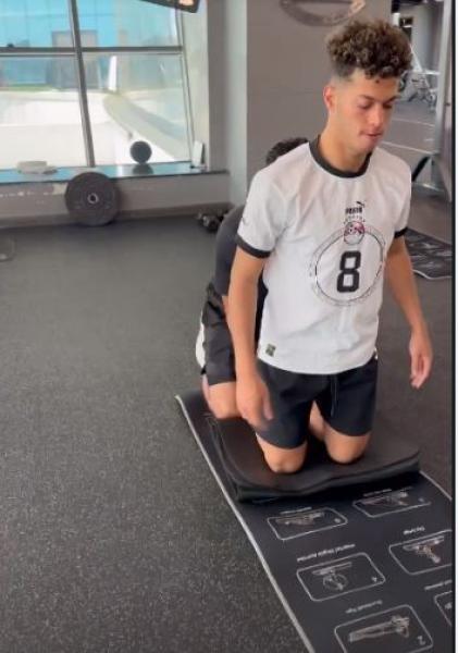 إمام عاشور يستكمل التأهيل من تمزق الخلفية مع أخصائي الأهلي.. صور