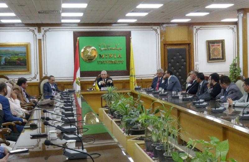 رئيس جامعة المنيا يجتمع بمديري المستشفيات