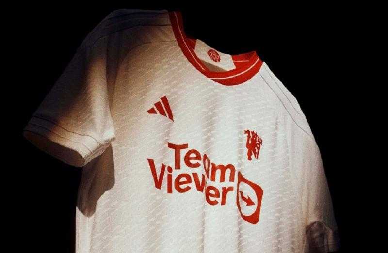 مانشستر يونايتد يكشف عن قميصه الثالث للموسم الجديد