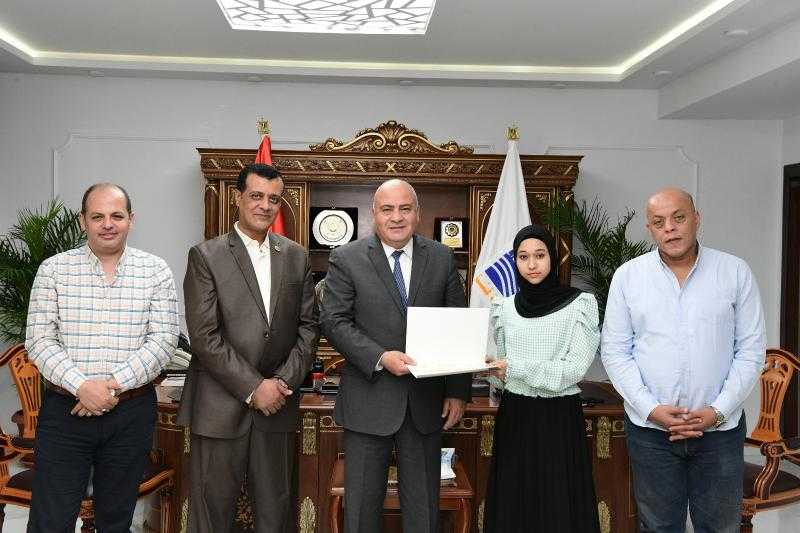 محافظ قنا يكرم أوائل الثانوية العامة على مستوى المحافظة.. صور