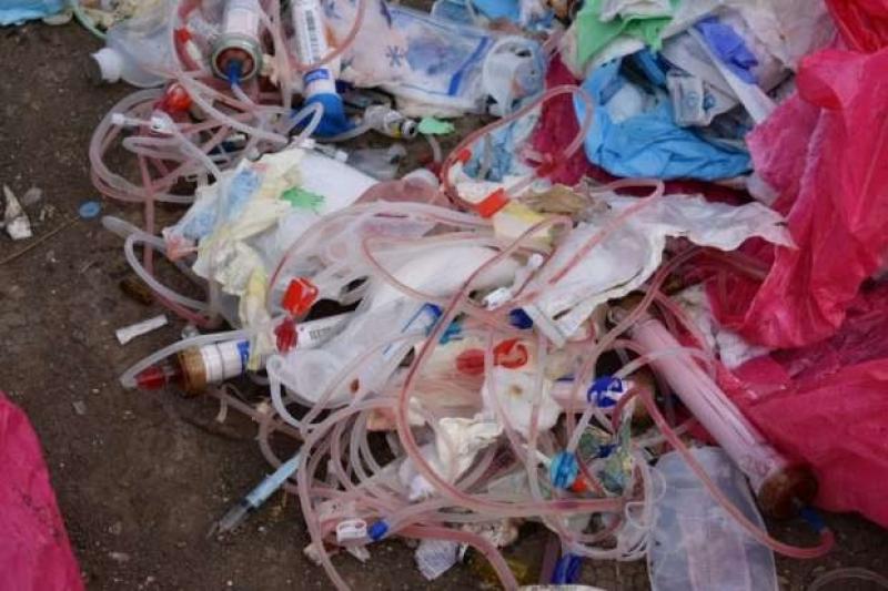 ضبط مصنع عشوائى لتجميع وإعادة تدوير النفايات الطبية الخطرة بمدينة أكتوبر