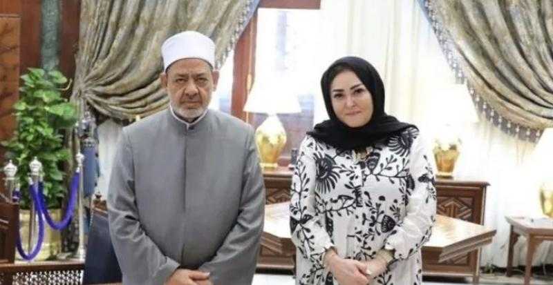 نهال عنبر تُشارك الجمهور بإطلالة محتشمة مع فضيلة شيخ الأزهر