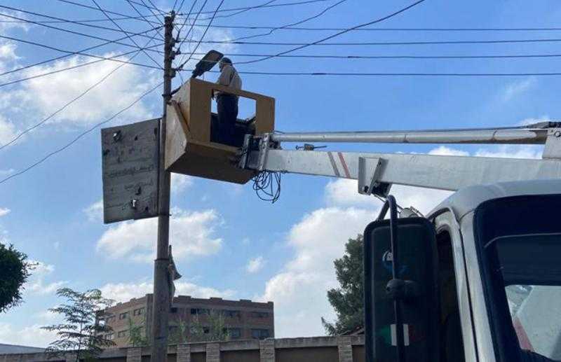 صيانة كشافات وأعمدة إنارة بشوارع كفرالزيات في الغربية
