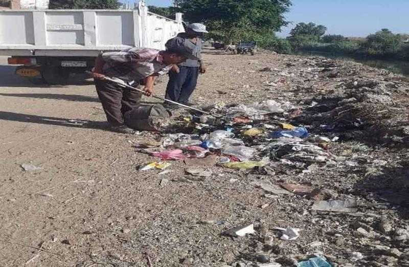 استمرار حملات النظافة ورفع المخلفات من المجالس القروية بمركز طهطا| صور