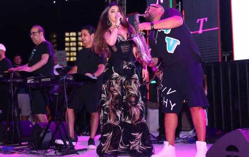 هيفاء وهبي تتألق بالأسود في حفلها بالعلمين الجديدة | صور
