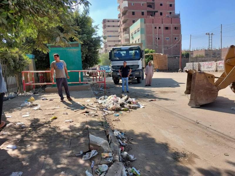رفع مخلفات من محيط مستشفى مغاغة العام في المنيا| صور