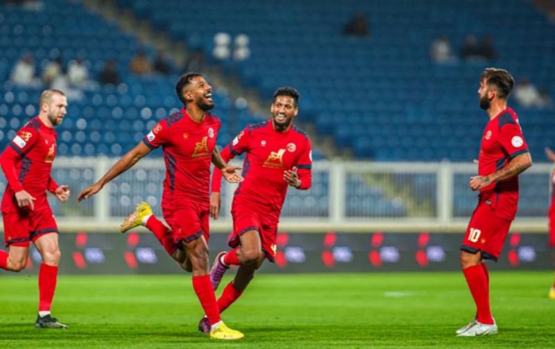 الطائي يعبر ضمك بصعوبة في افتتاح مسيرته بالدوري السعودي